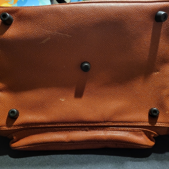 BRAND NEW RARE!!!  ACTUAL BASKETBALL 🏀 LEATHER ON A GYM BAG - Picture 5 of 7